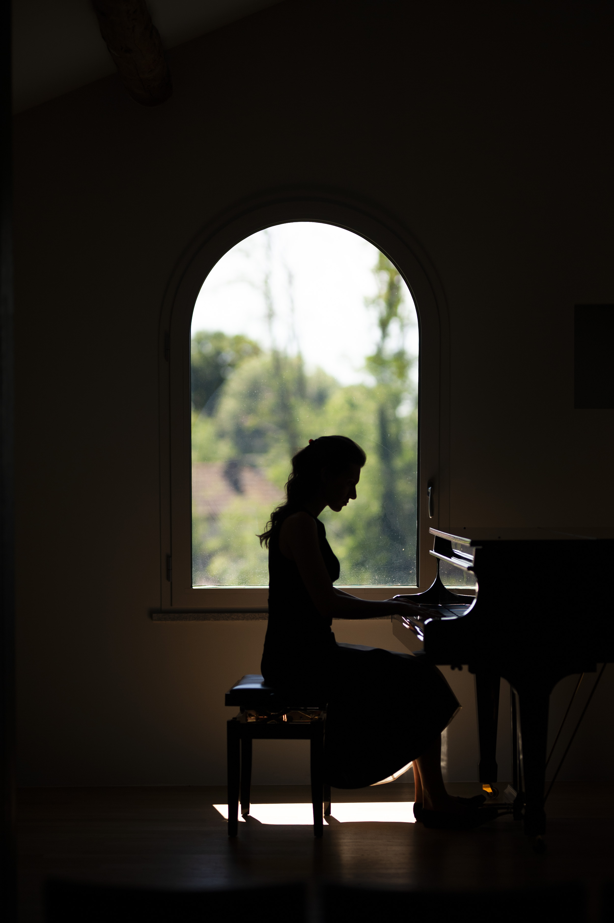Matilda De Angiolini in silhouette al pianoforte