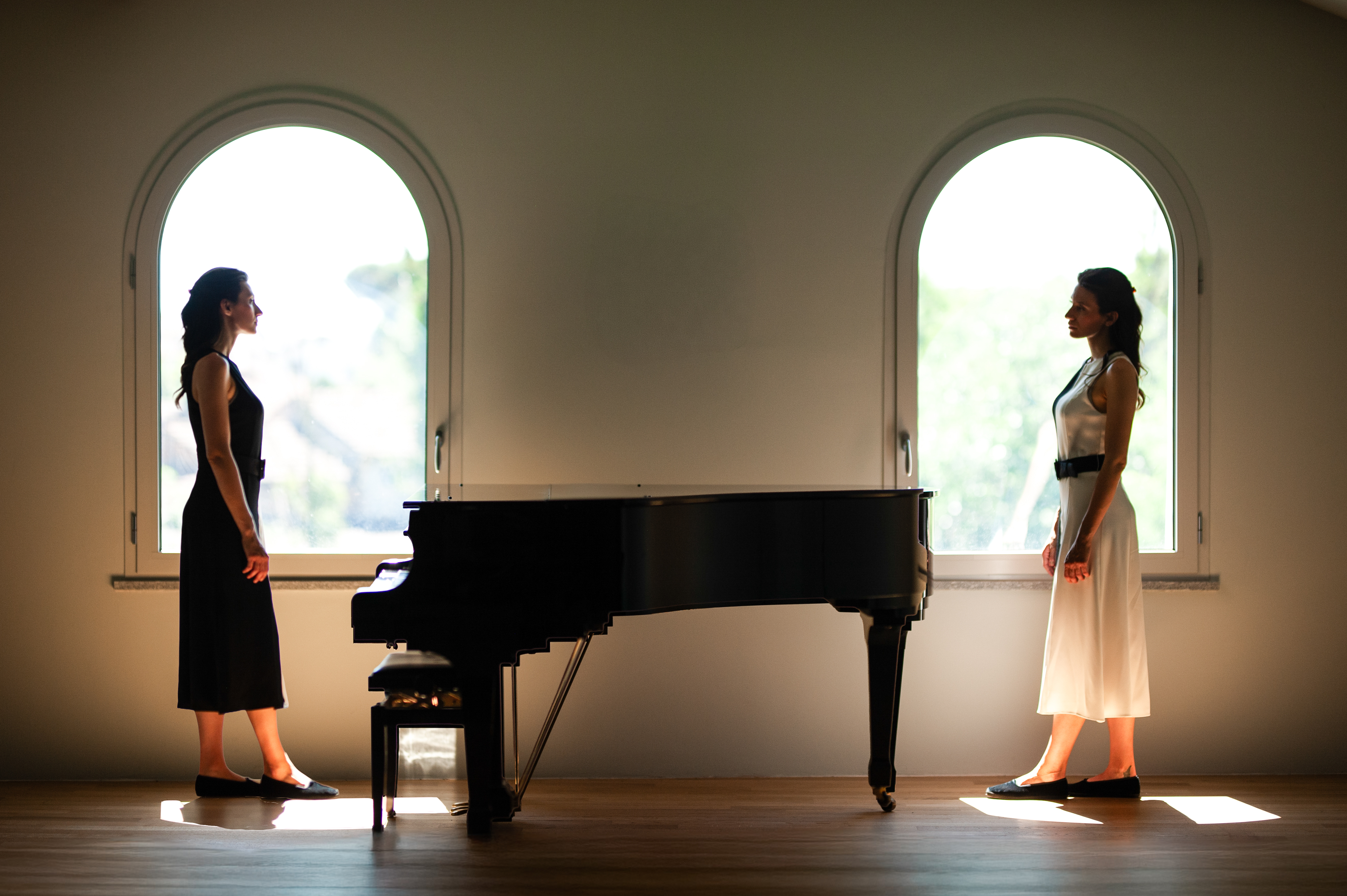 Matilda De Angiolini ai lati di un pianoforte a coda chiuso