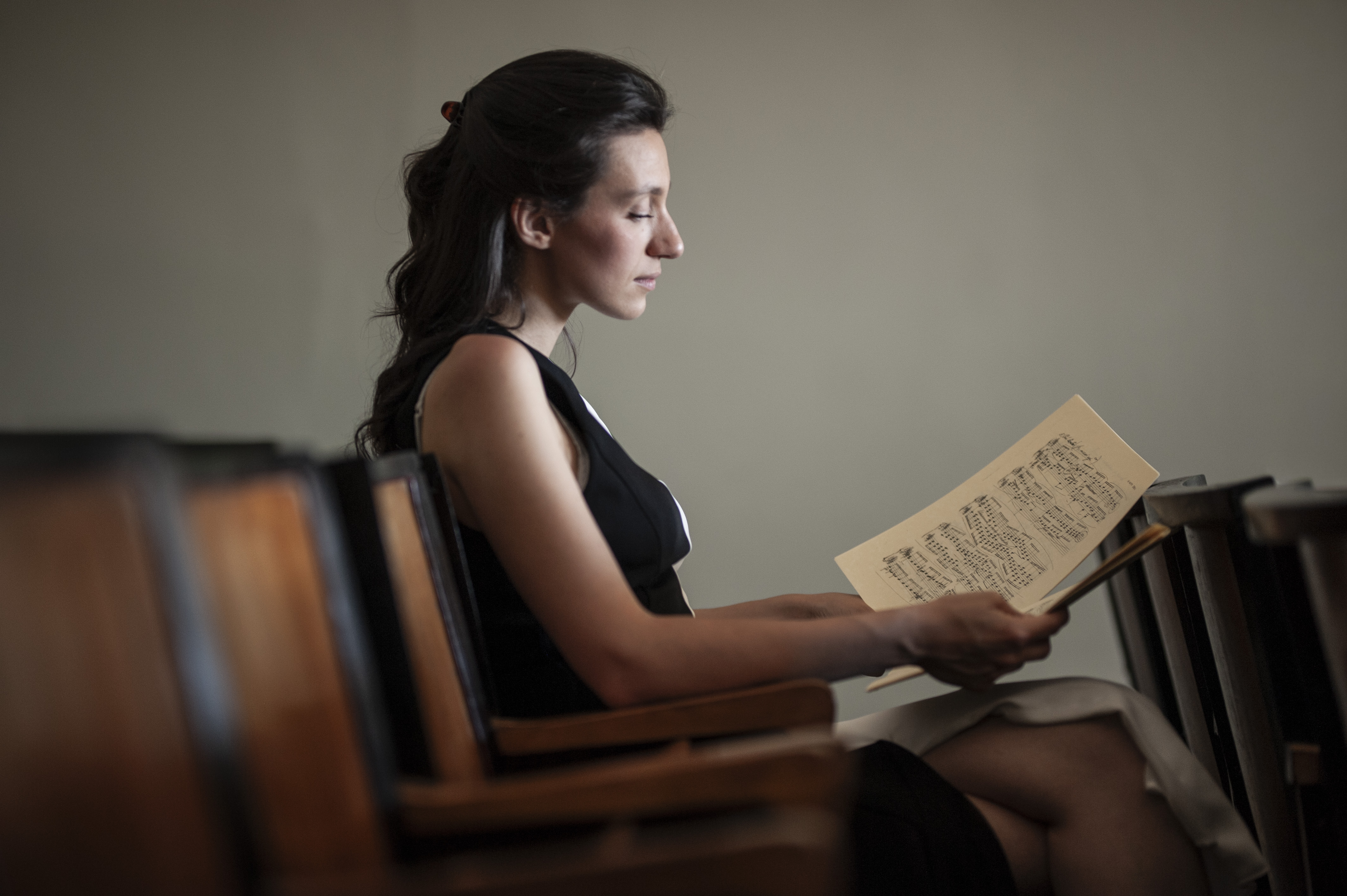 Matilda De Angiolini durante lo studio di una partitura