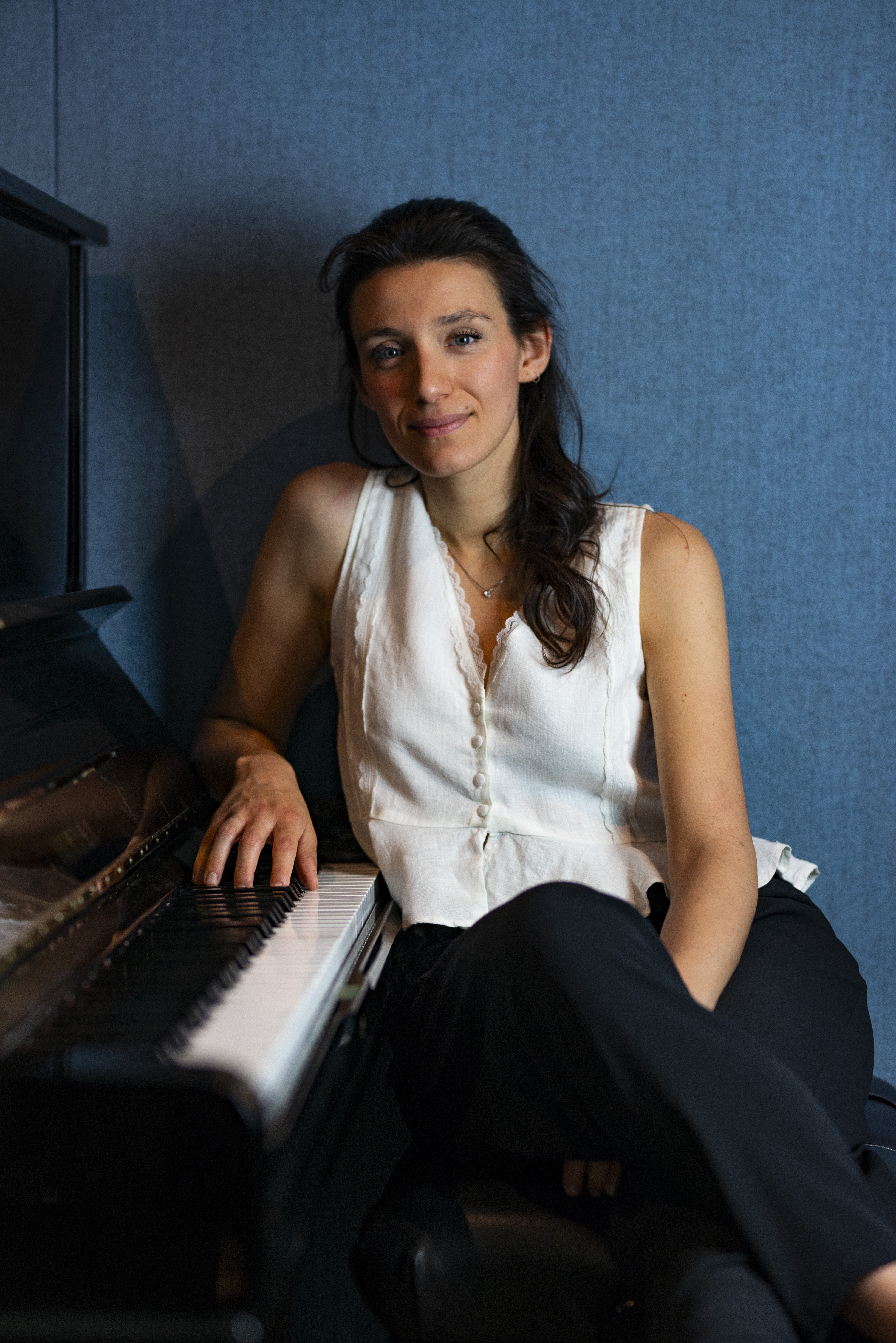 Ritratto di Matilda De Angiolini accanto al pianoforte