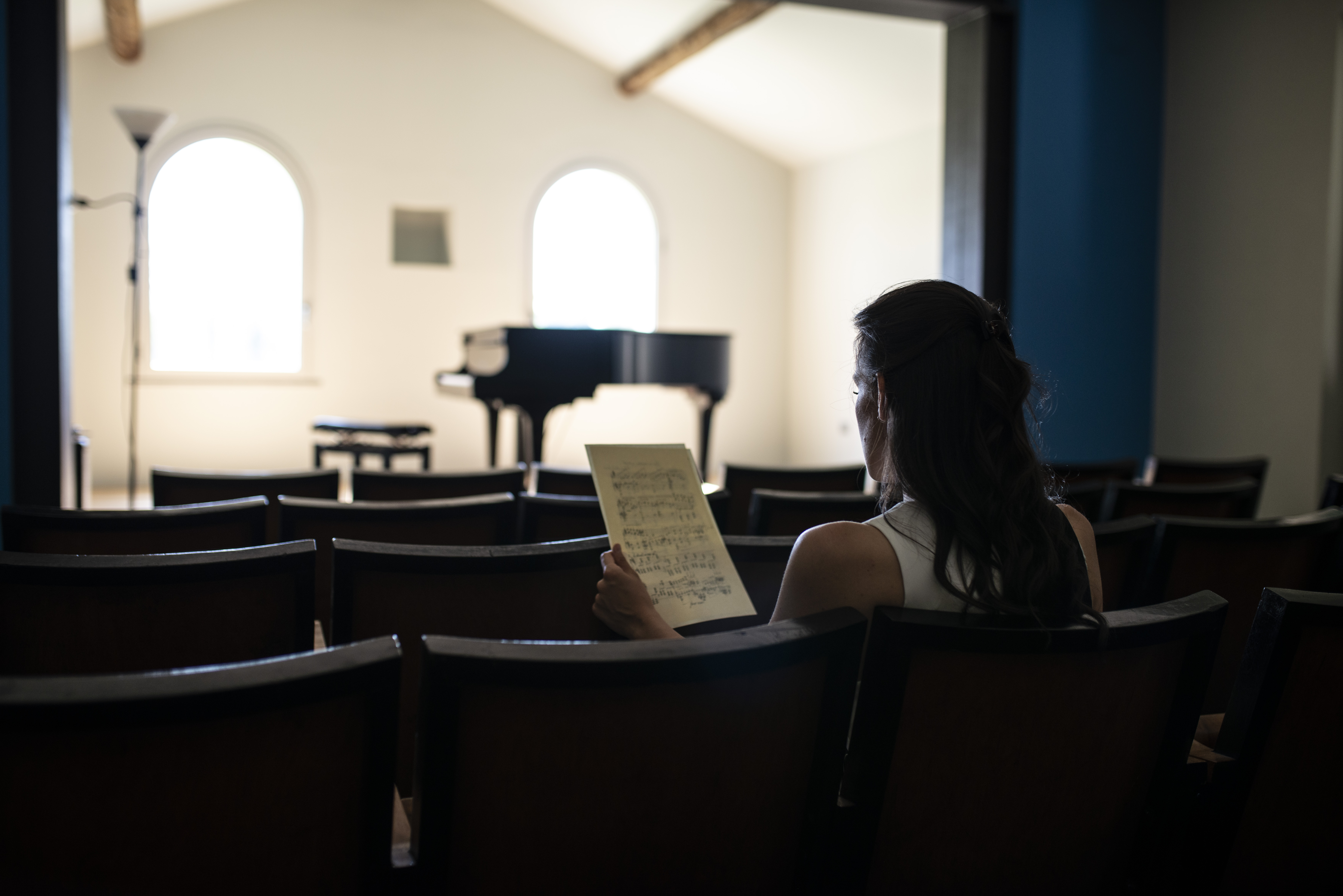 Matilda De Angiolini studia una partitura in sala da concerto