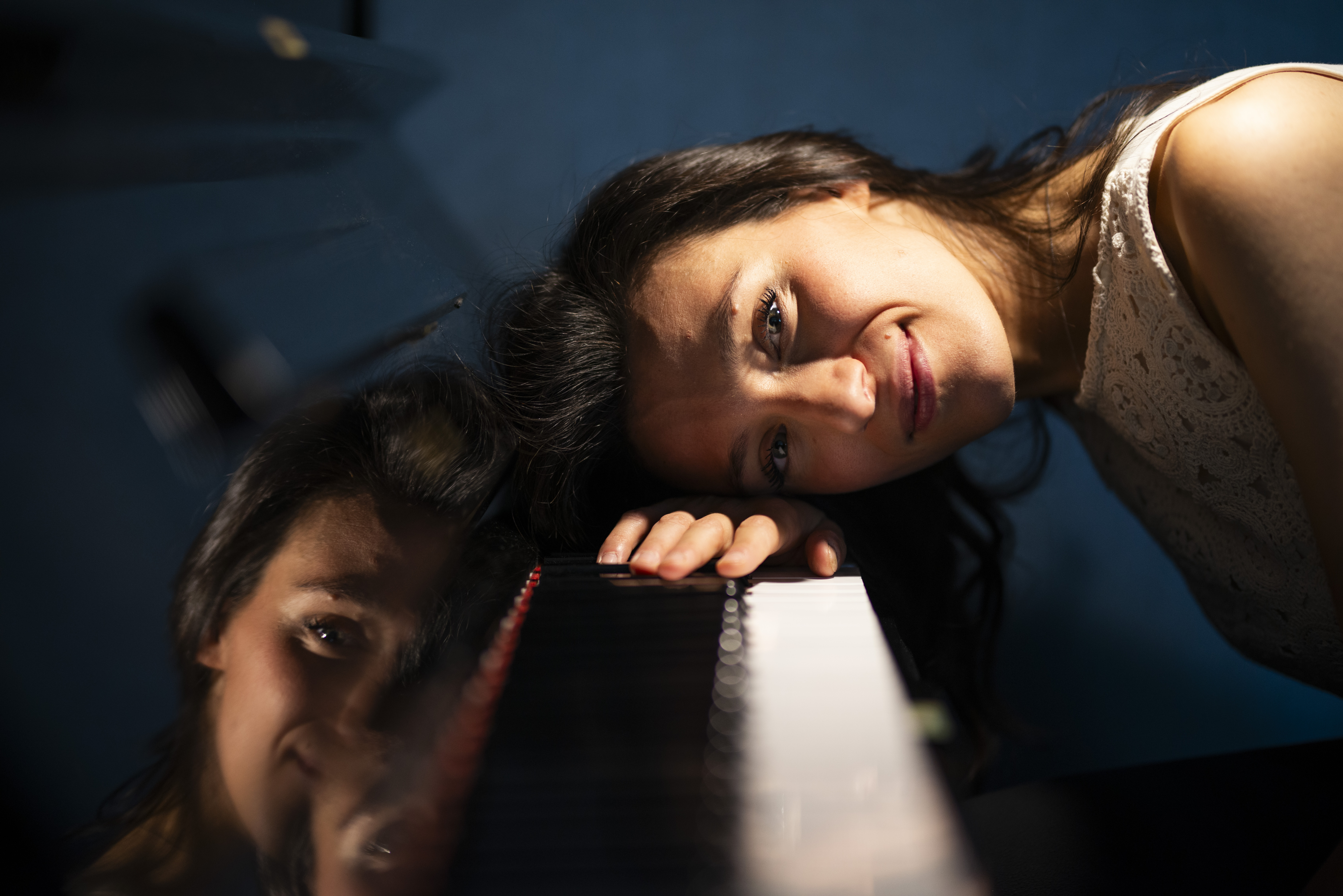 Ritratto di Matilda De Angiolini accanto al pianoforte