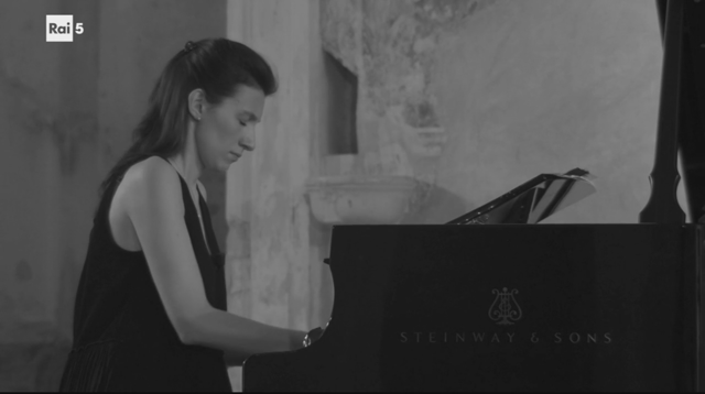 Matilda De Angiolini al pianoforte nella puntata Dentro le note dedicata a Guido Alberto Fano
